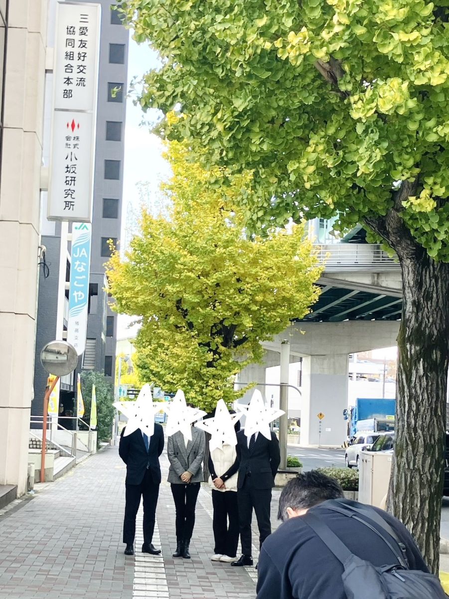 事務所前での写真