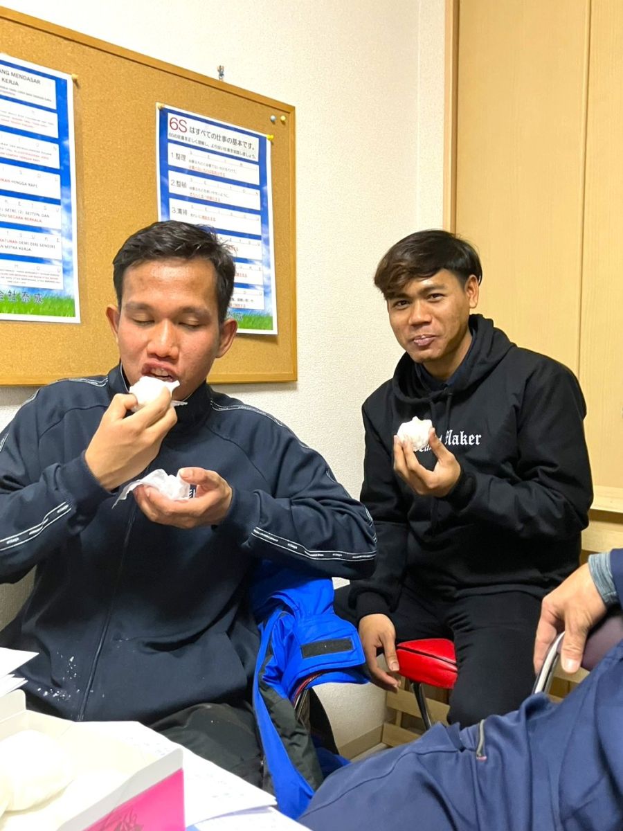 いちご大福を食べる実習生