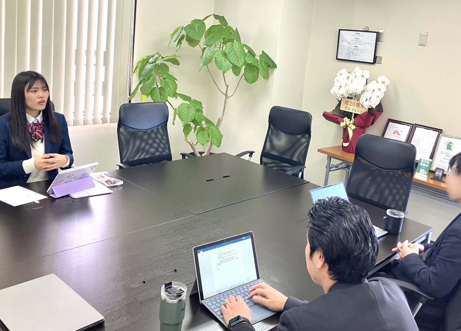 東邦高校の学生さんによるインタビューの様子