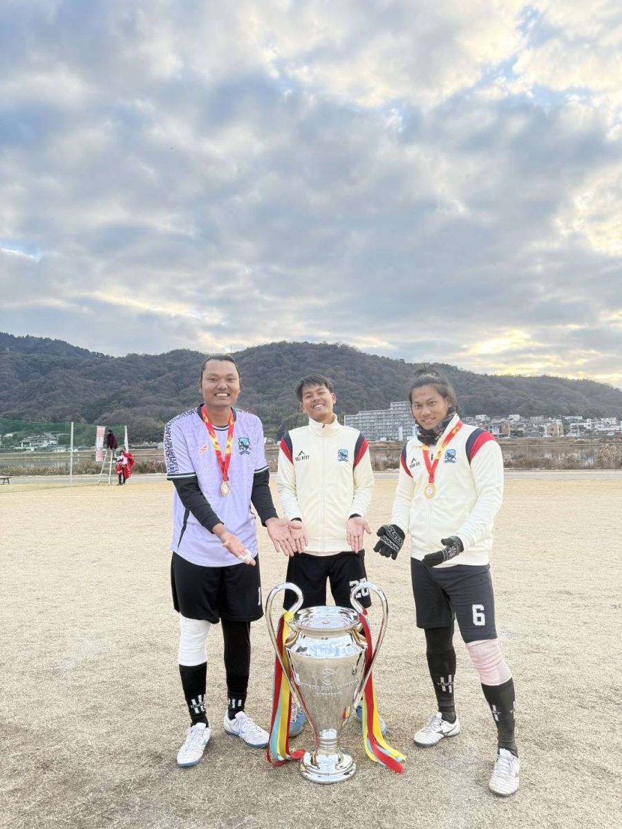 サッカー大会で優勝した様子