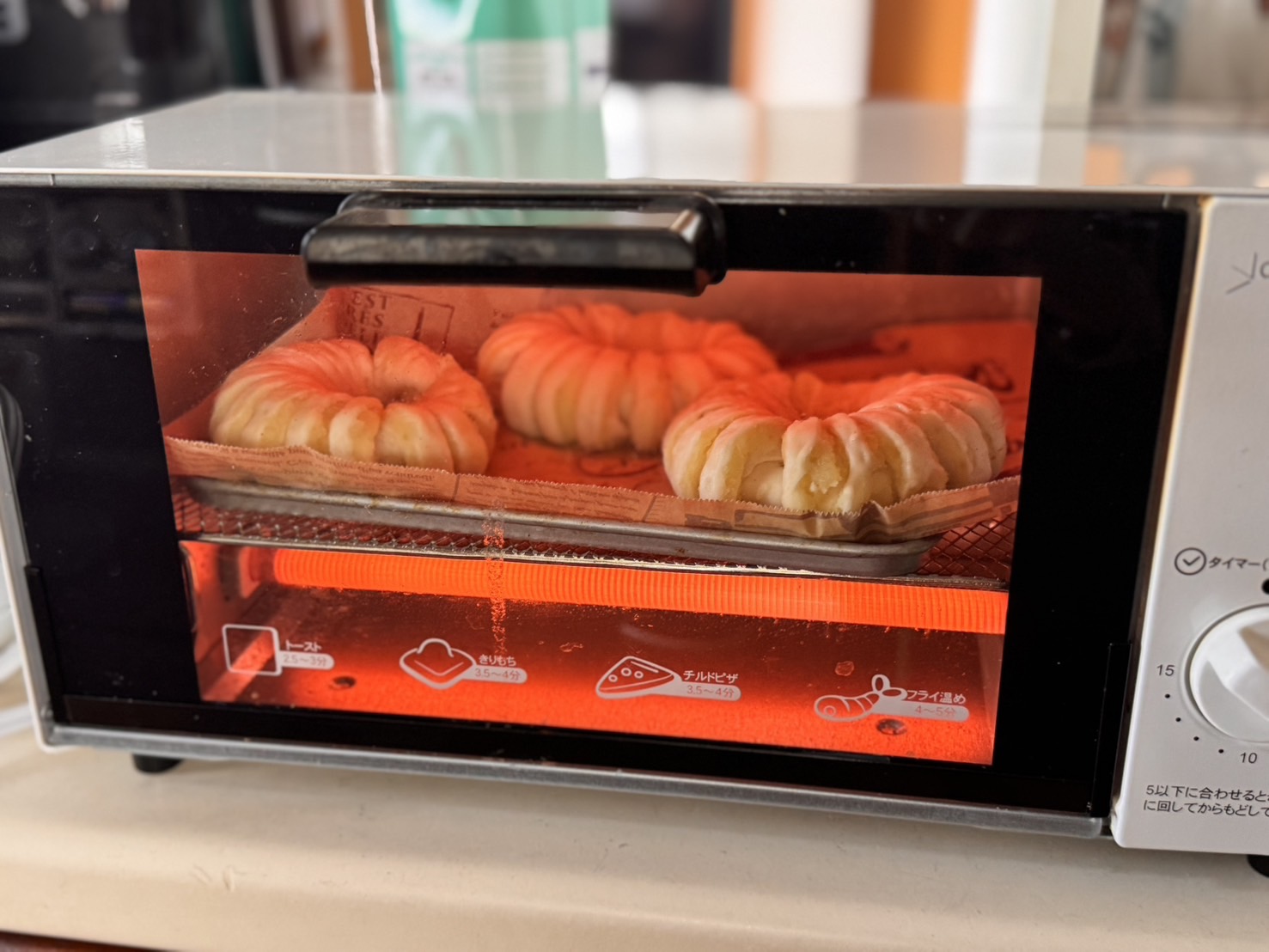 トースターでお芋パンを焼いている様子