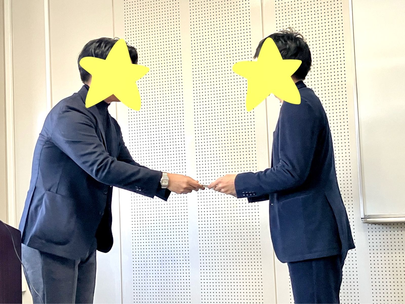 表彰状を渡している様子