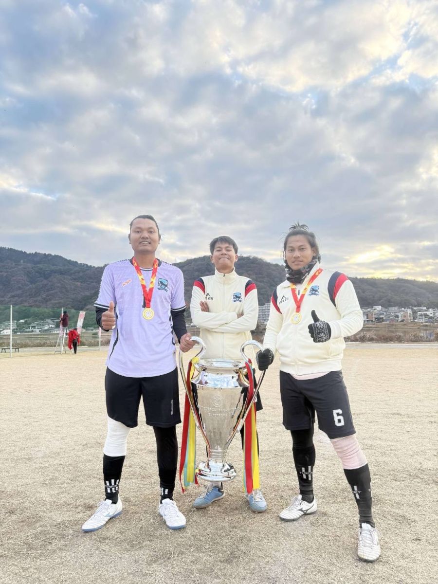 サッカー大会で優勝した様子